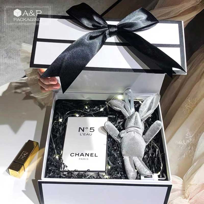 Large white gift boxes with lids photos